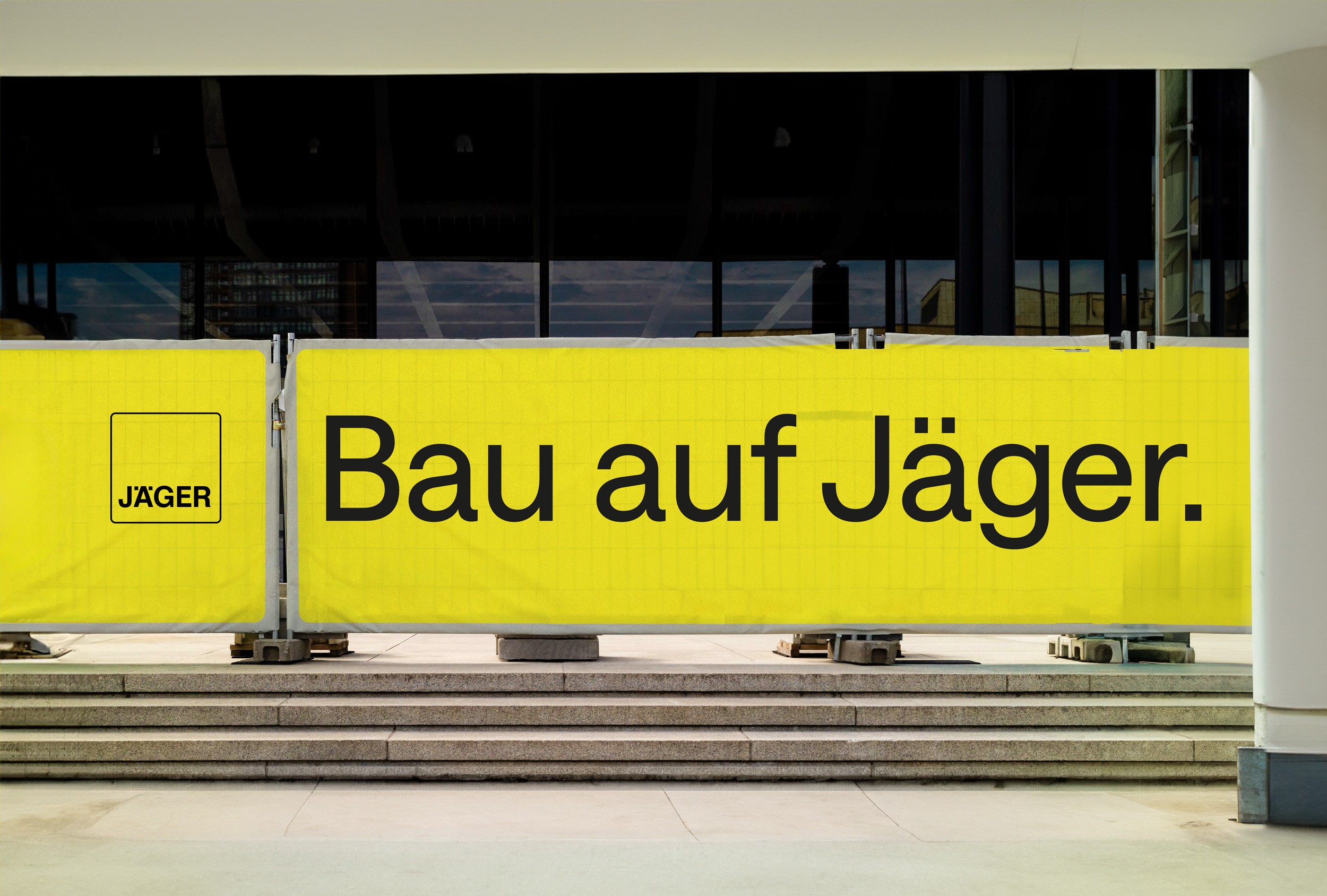 Detailaufnahme eines hochwertigen Zimmeranhängers mit minimalistischer Gestaltung und edlem Papier für das Burg Vital Resort Oberlech.