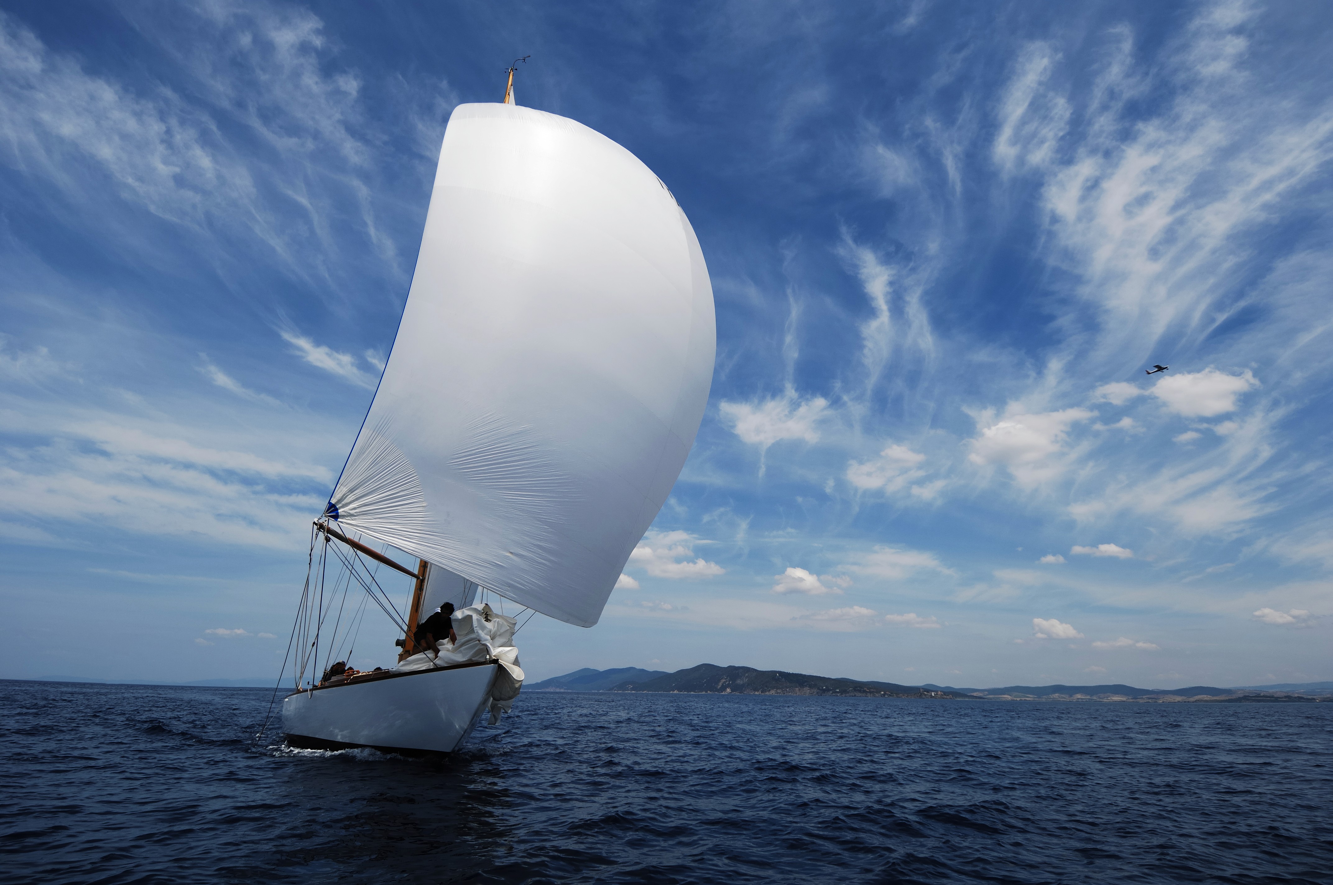 Voilier qui navigue sur la mer – valeur Ask de SailToo