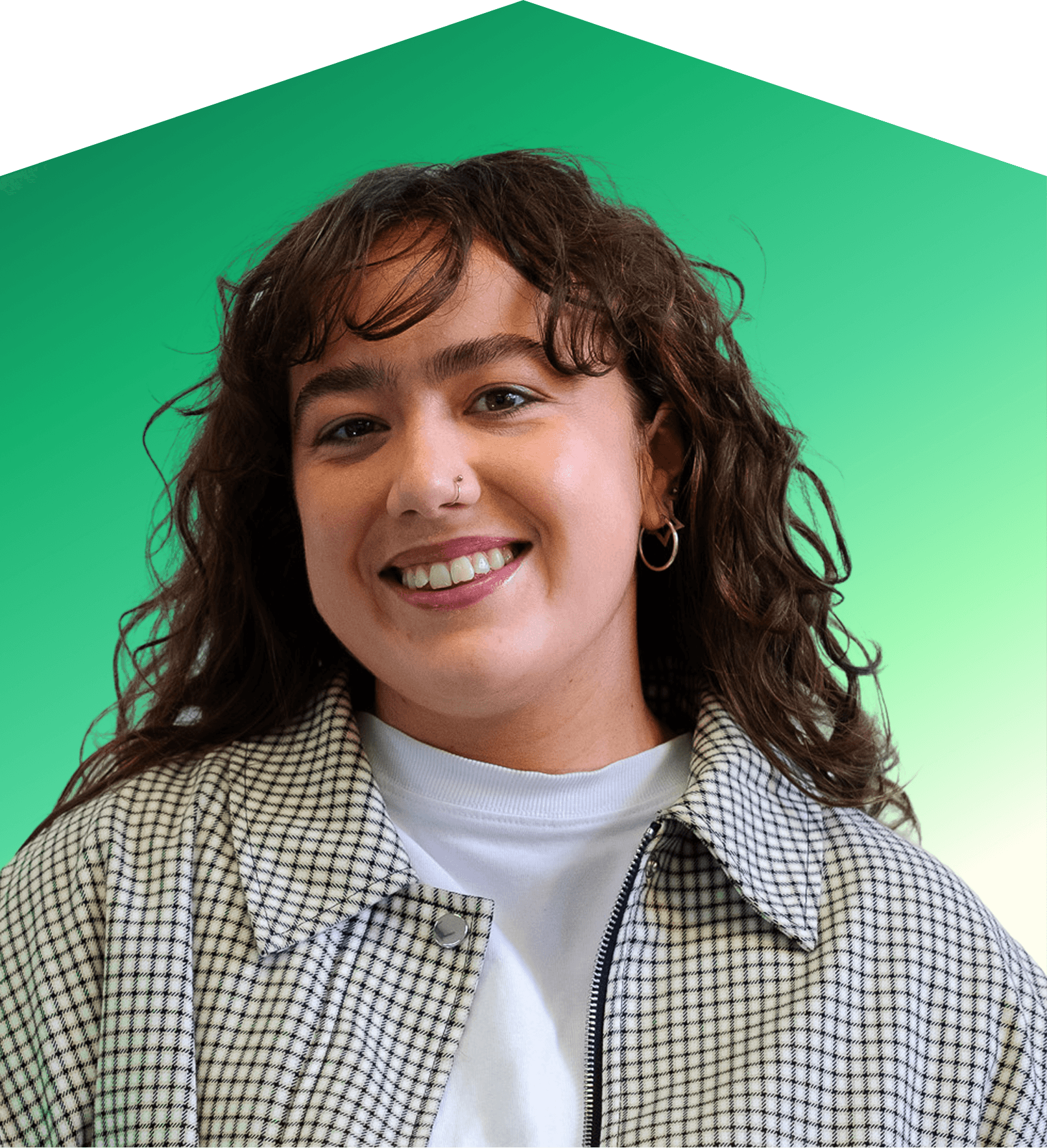 Plentyn yn gwenu ac yn dal ymbarél gwyrdd.