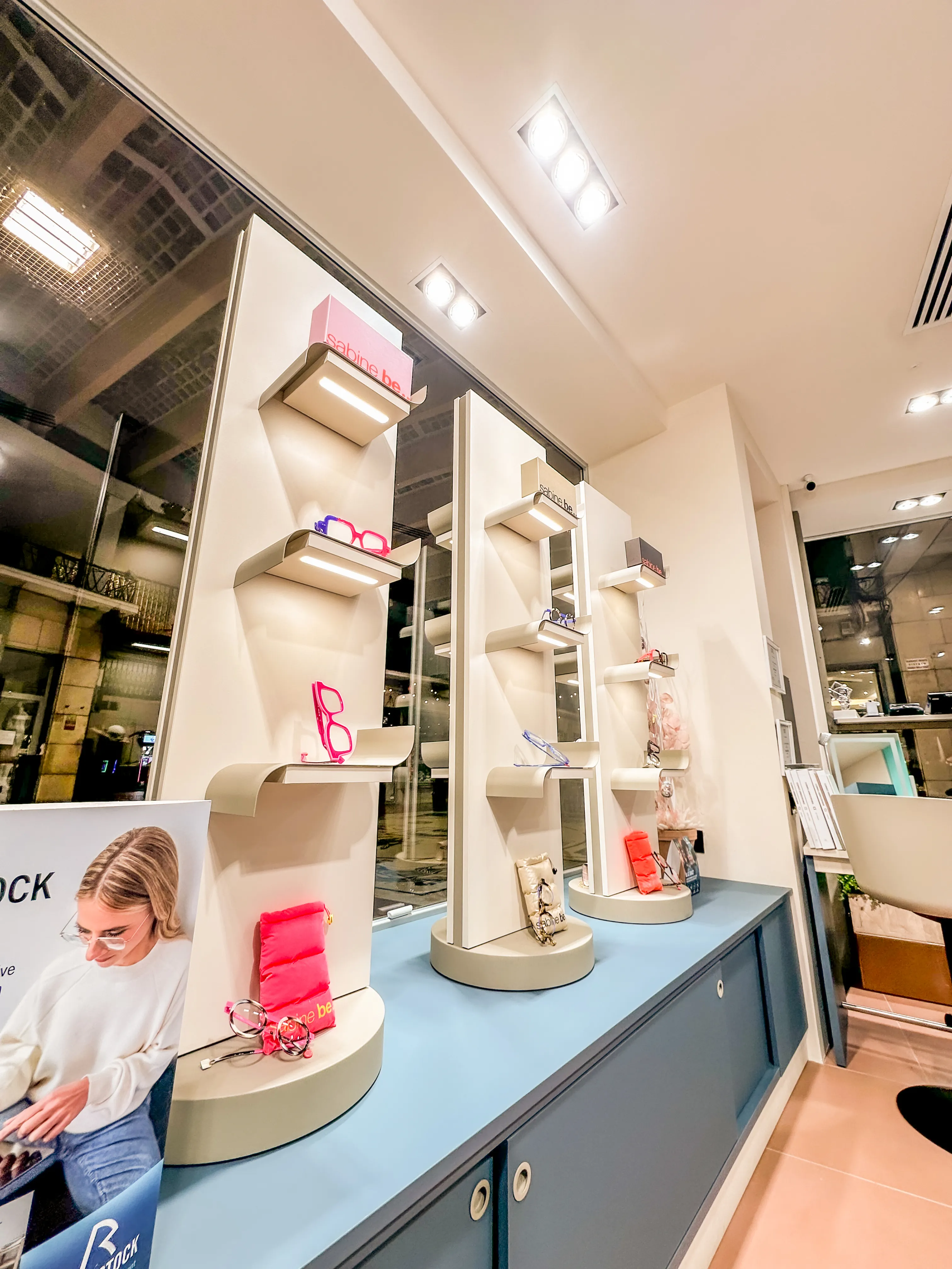 Interno del punto vendita Ottica Dentella in Galleria Dorica ad Ancona, con espositori illuminati dedicati a occhiali da vista e da sole, montature selezionate e dettagli del negozio. L’immagine accompagna la pagina Contatti e mostra l’ambiente in cui Ottica Dentella accoglie i clienti per consulenze personalizzate, scelta degli occhiali, misurazione visiva, lenti, servizi ottici, eyewear indipendente e progetto IDIA su misura.