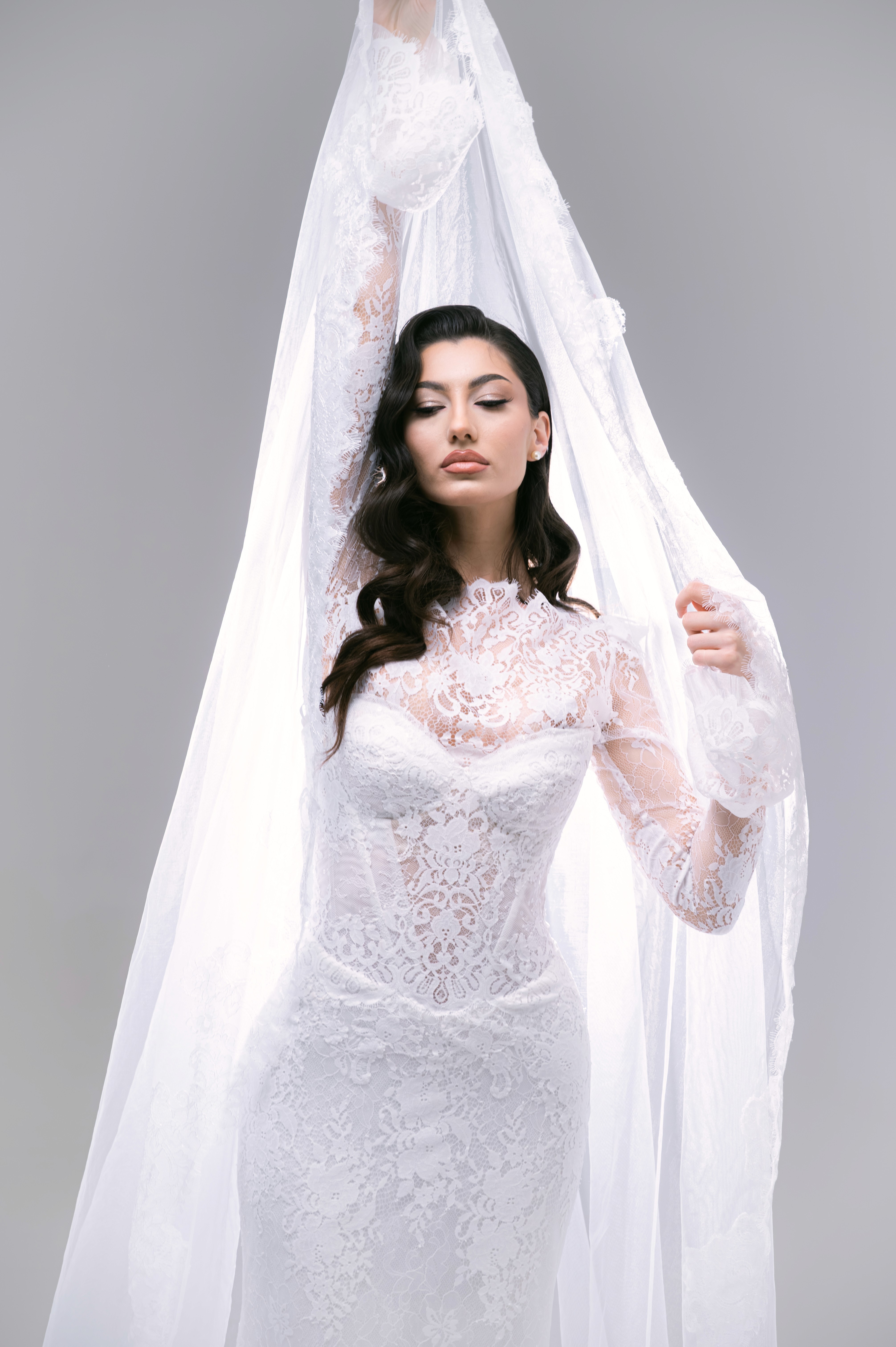 Detaliu cu rochia și voalul miresei într-un decor minimalist, fotografie de nuntă în București