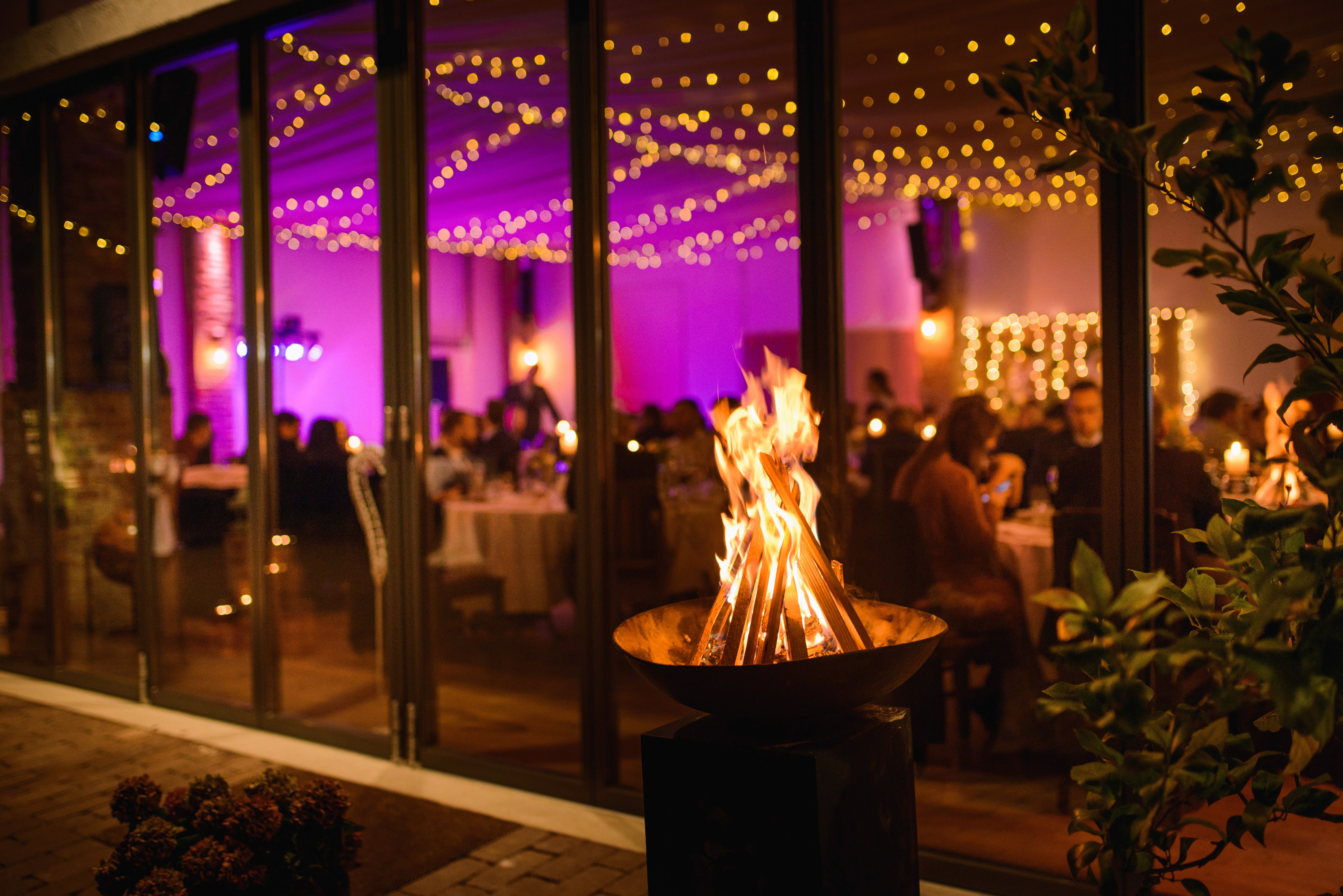 Eventhalle mit Feuerschale