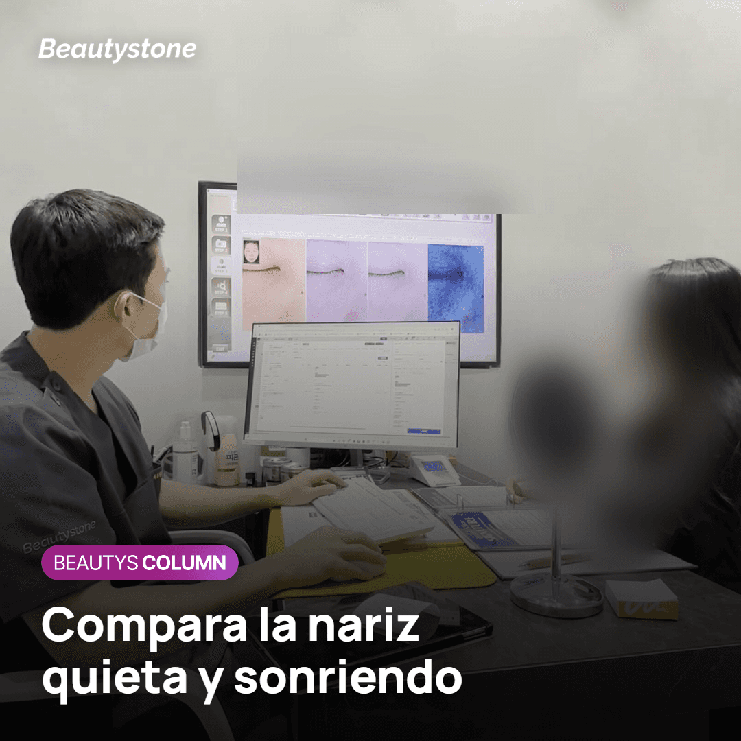 Persona frente al espejo comparando el ancho de su nariz en reposo y al sonreír
