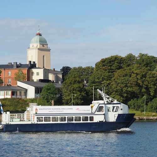 Ferry in front of Suomenlinna