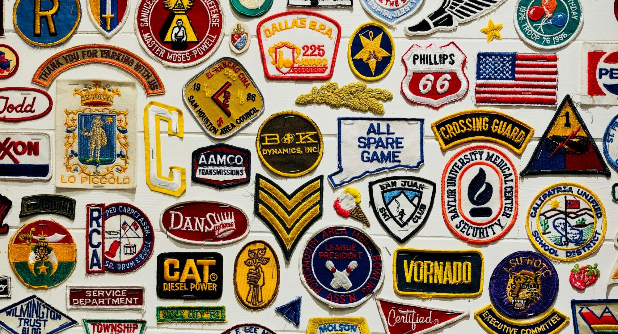 logos e marcas variadas coladas num fundo branco