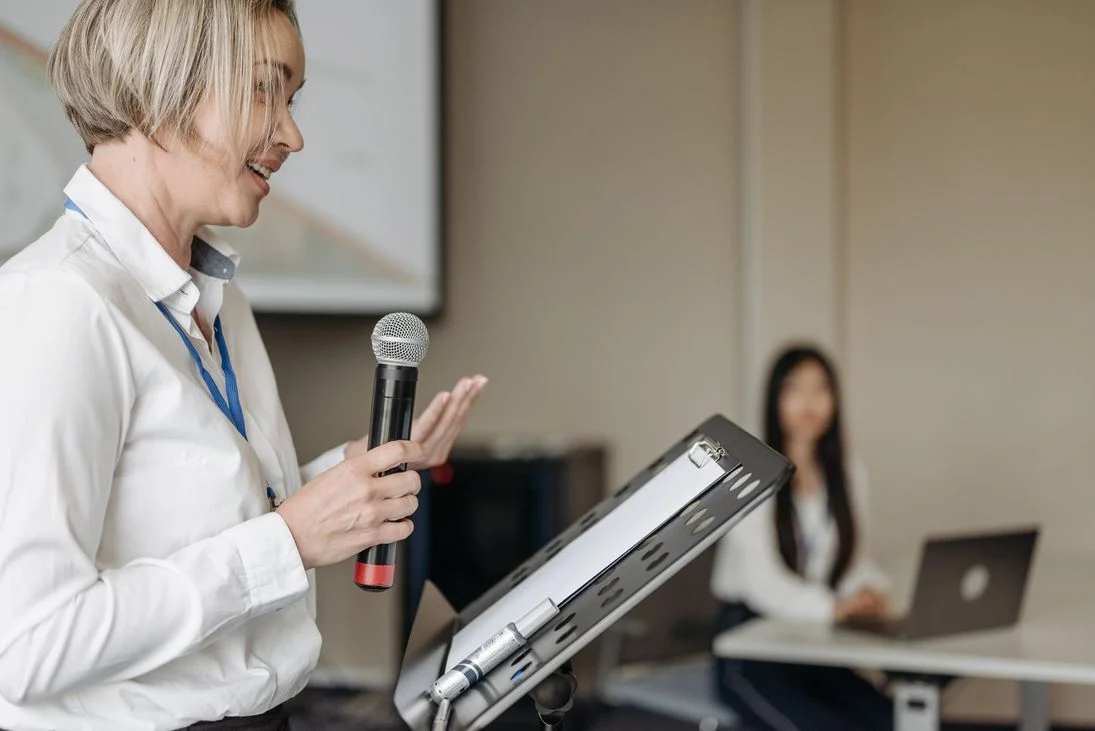 Powerful 2 Minute Speech Topics: A-Z Guide (With 200+ Examples)