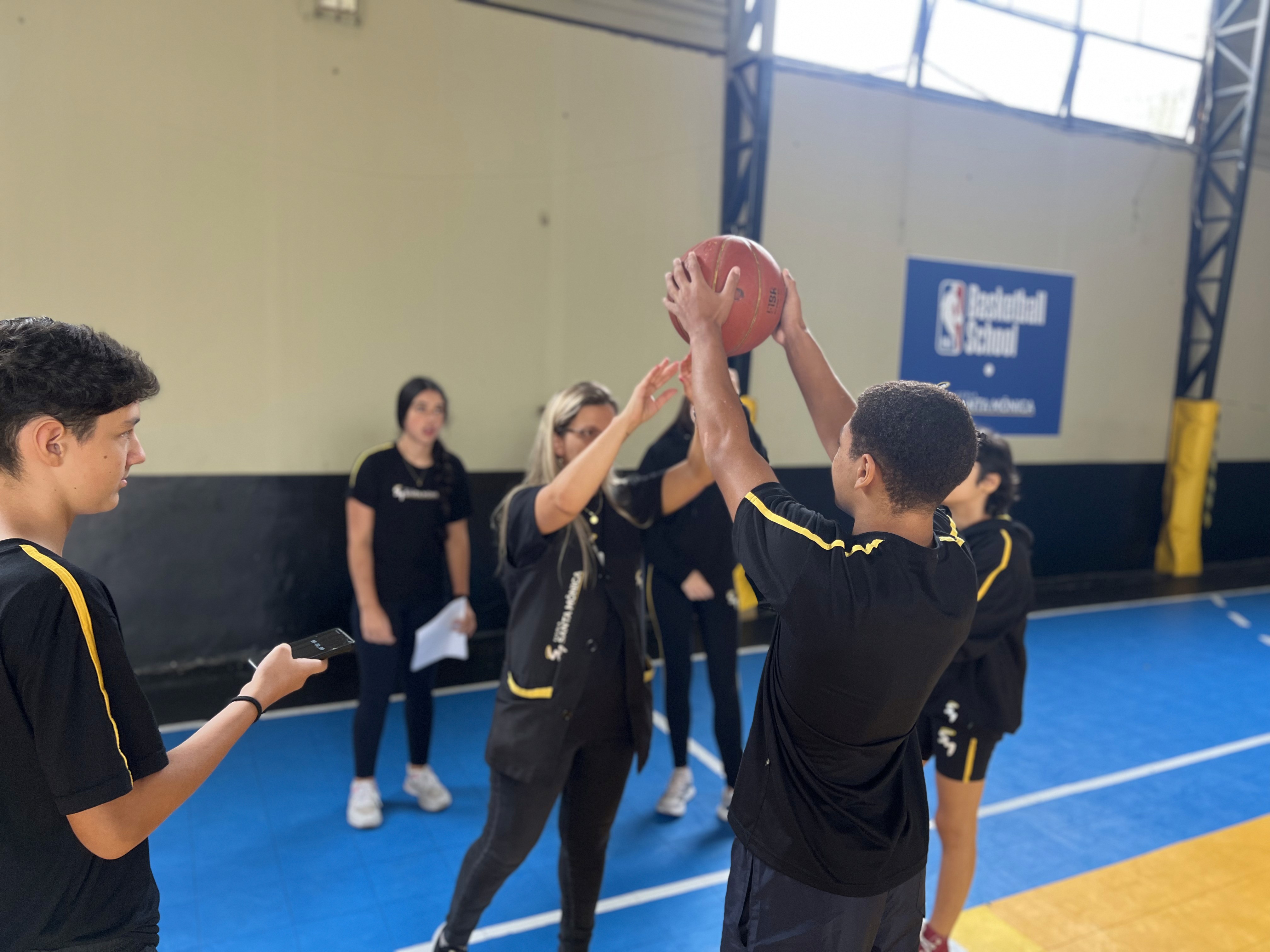 Alunos do Jardim II da Escola Santa Mônica participam de atividade do projeto Astroalfa explorando a letra A.