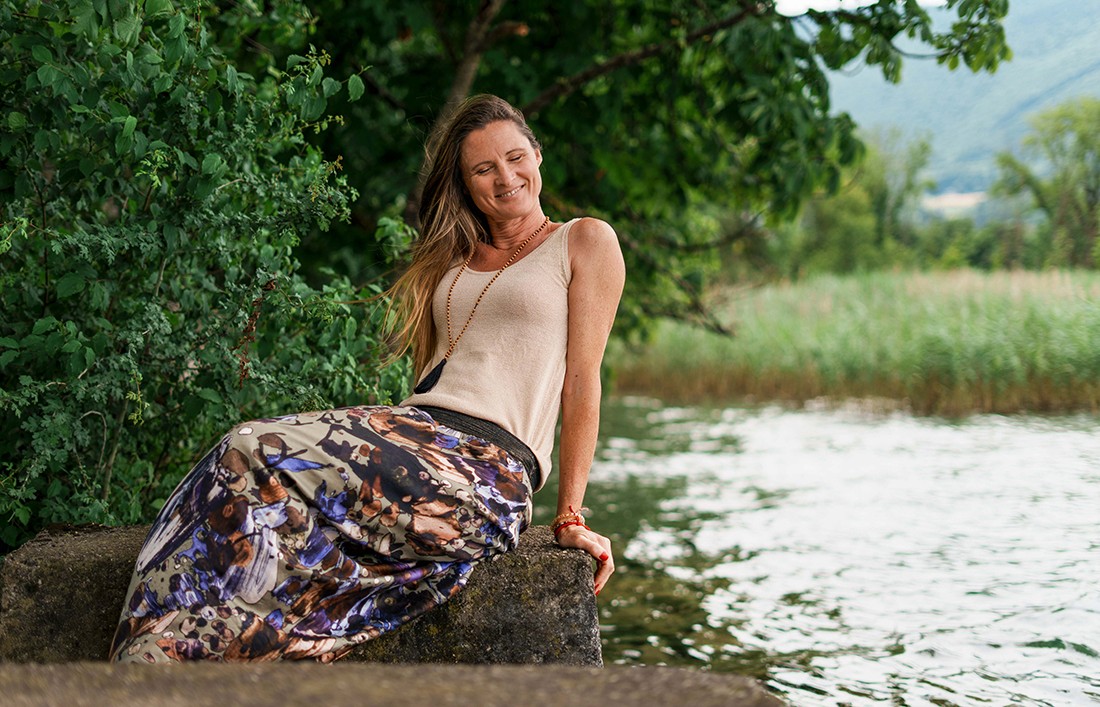 Portrait femme assise au bord de l'eau saint-jorioz