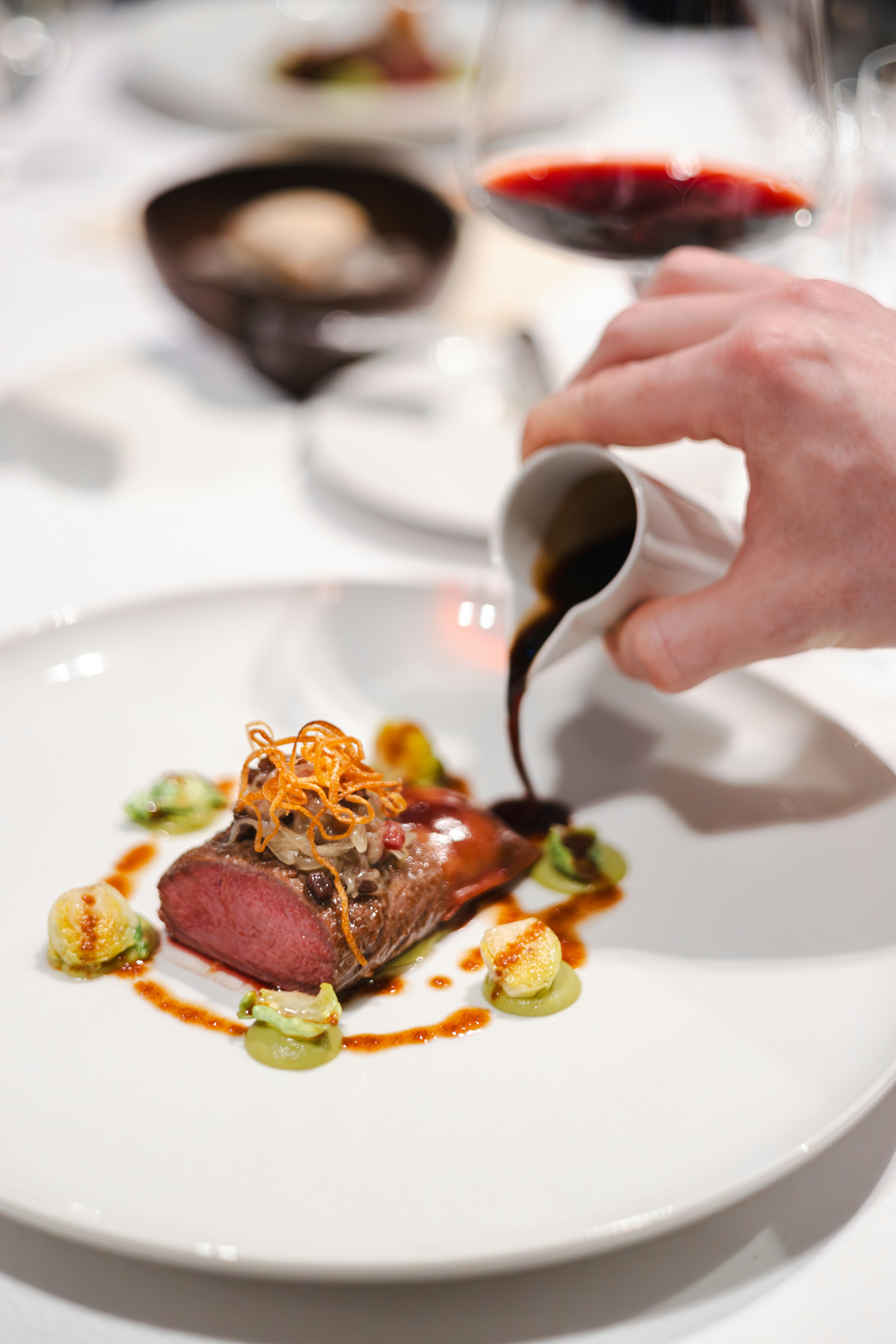 repas de mariage haut de gamme servi à table