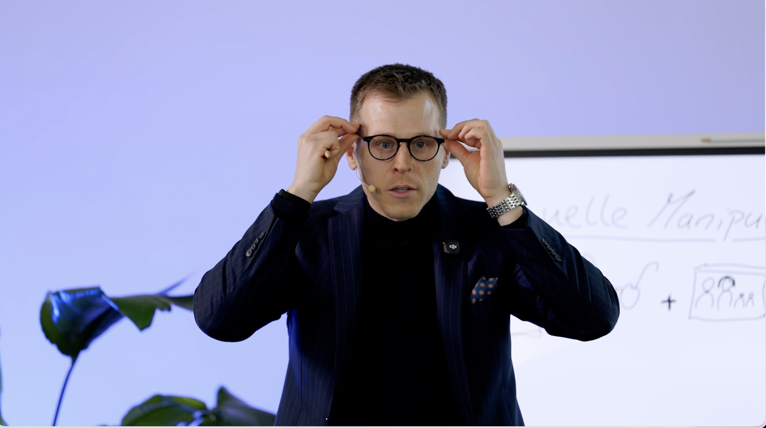 Timo mit Brille - visiert etwas an