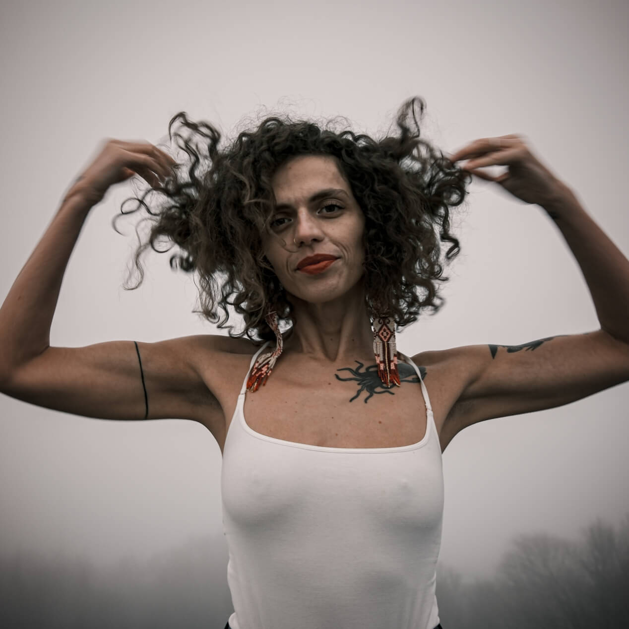 Blertë Dibrani Portait mit lockigen Haaren