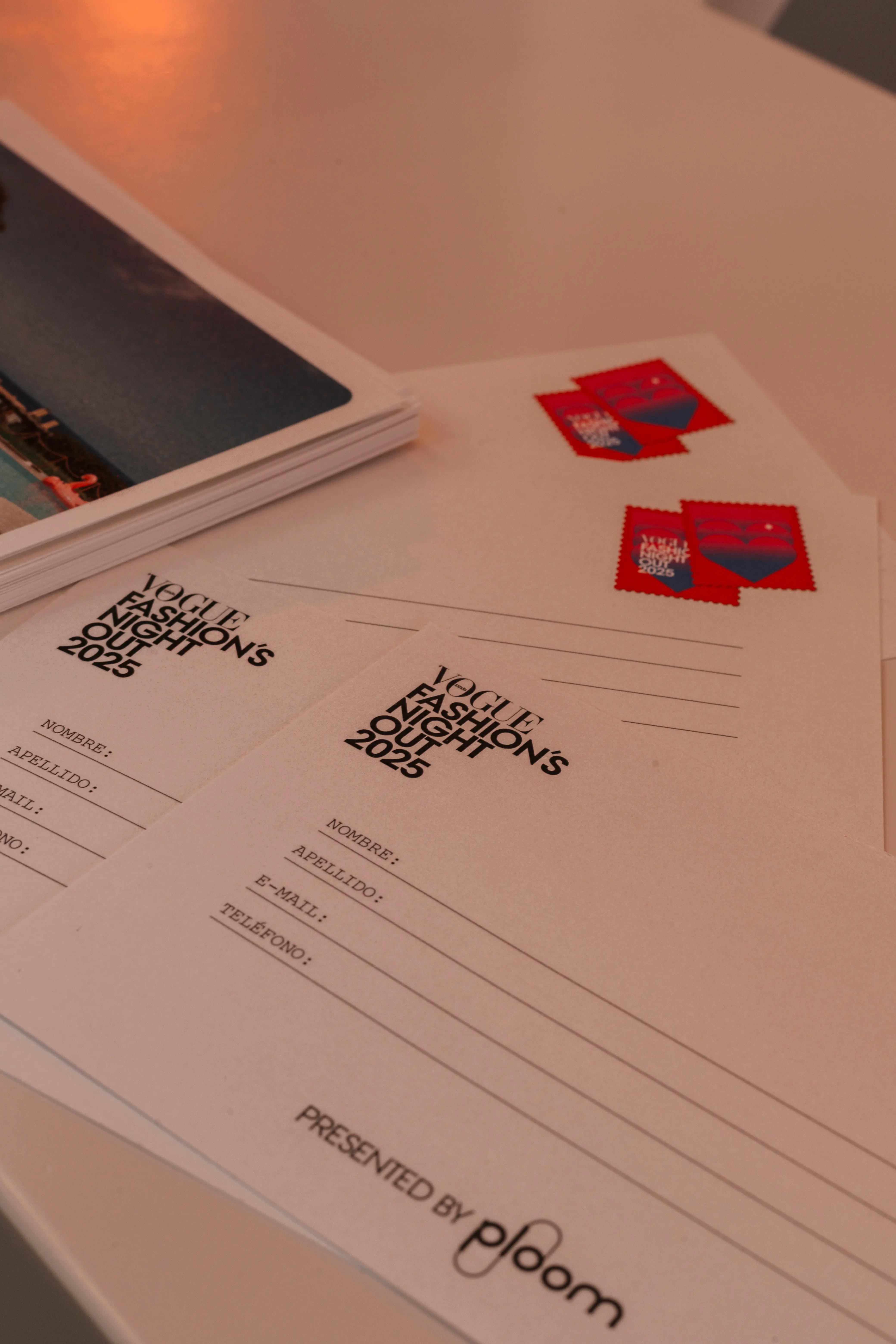 detalle postales inscripcion vogue fashion night out