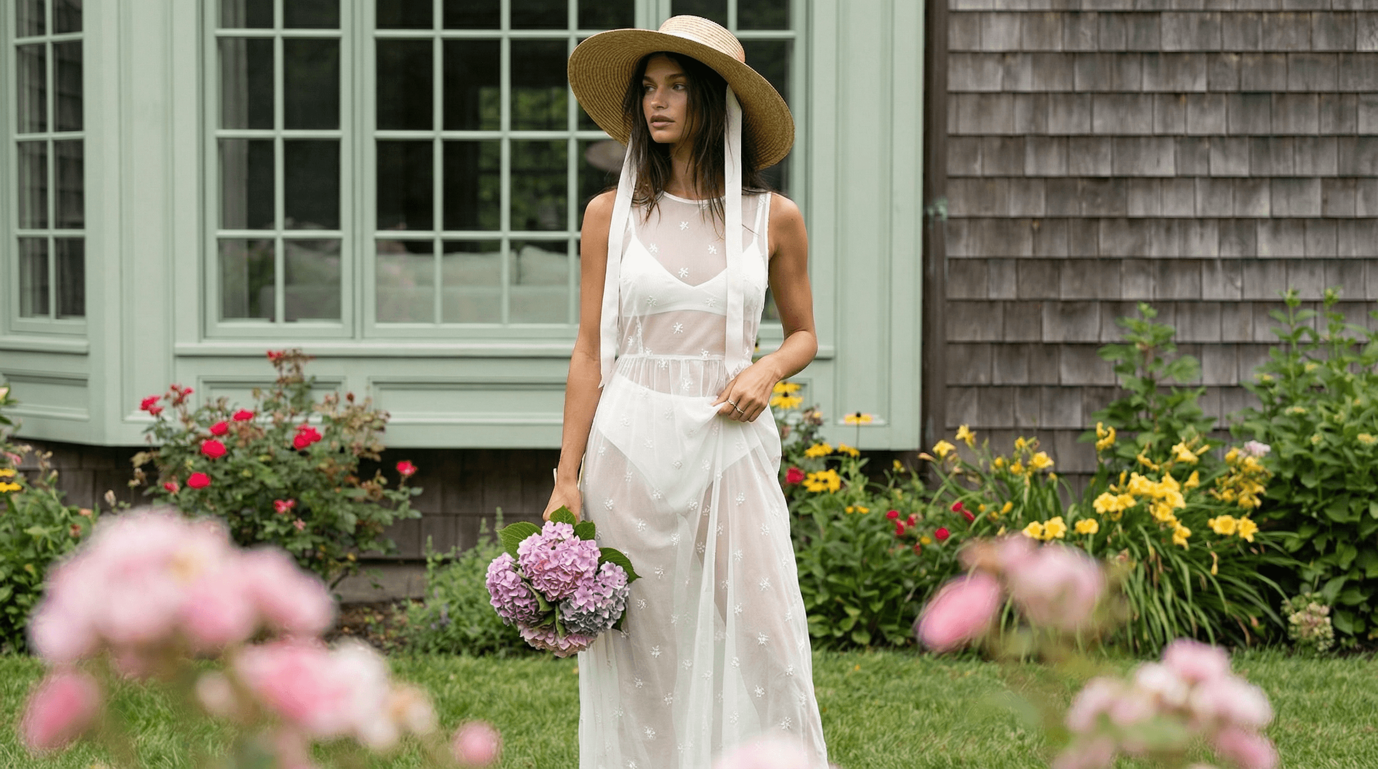 Elegantes KI-Model in einem kunstvollen, floralen Couture-Kleid vor einem rosé- und türkisfarbenen, goldverzierten Studiohintergrund. Die romantische Atmosphäre, zarten Pastelltöne und die sorgfältig arrangierten Stoffe unterstreichen den hochwertigen, ästhetischen Editorial-Look.