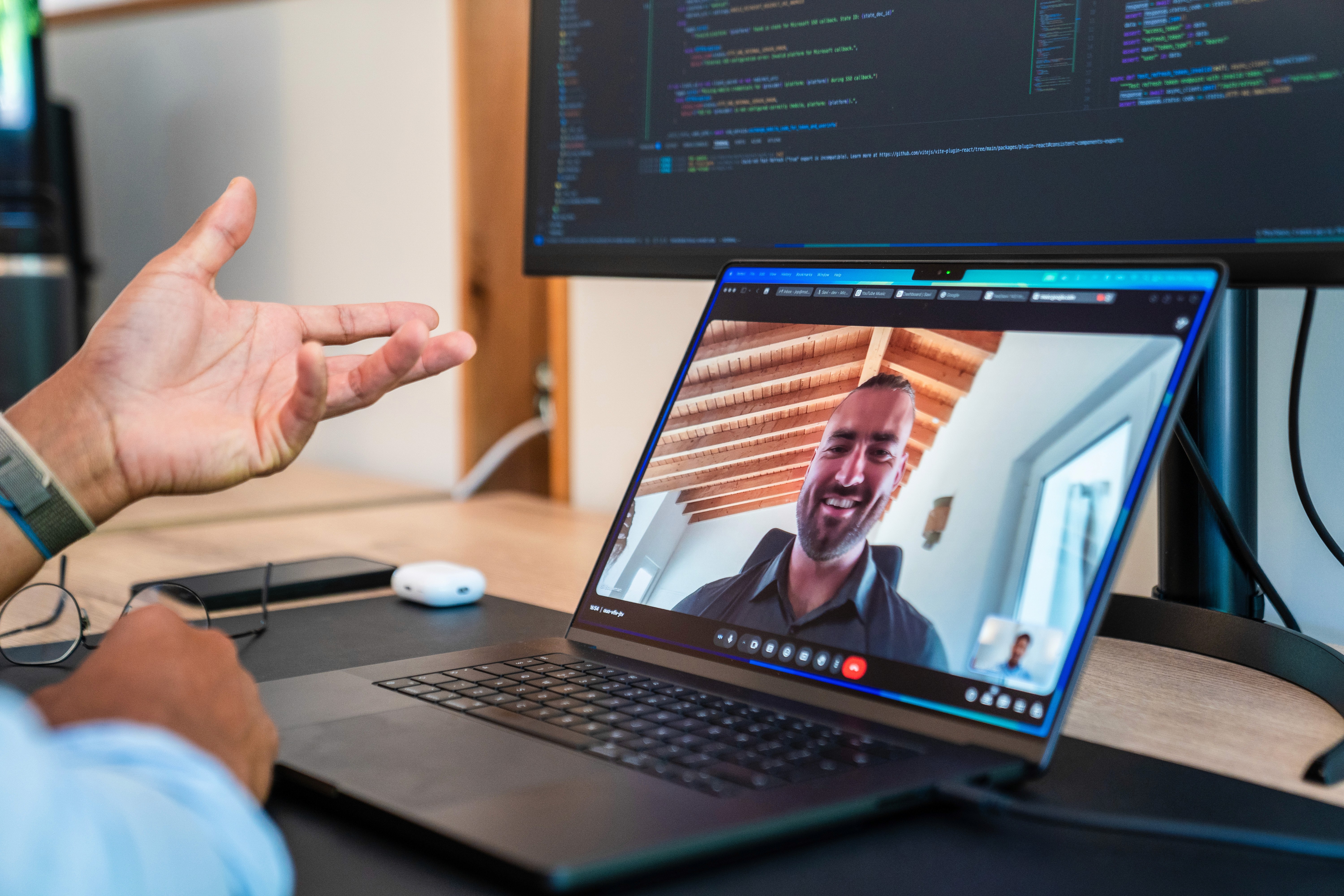 MSTR AI-consultant en klant bespreken productarchitectuur — van werkend prototype naar schaalbare AI-oplossing