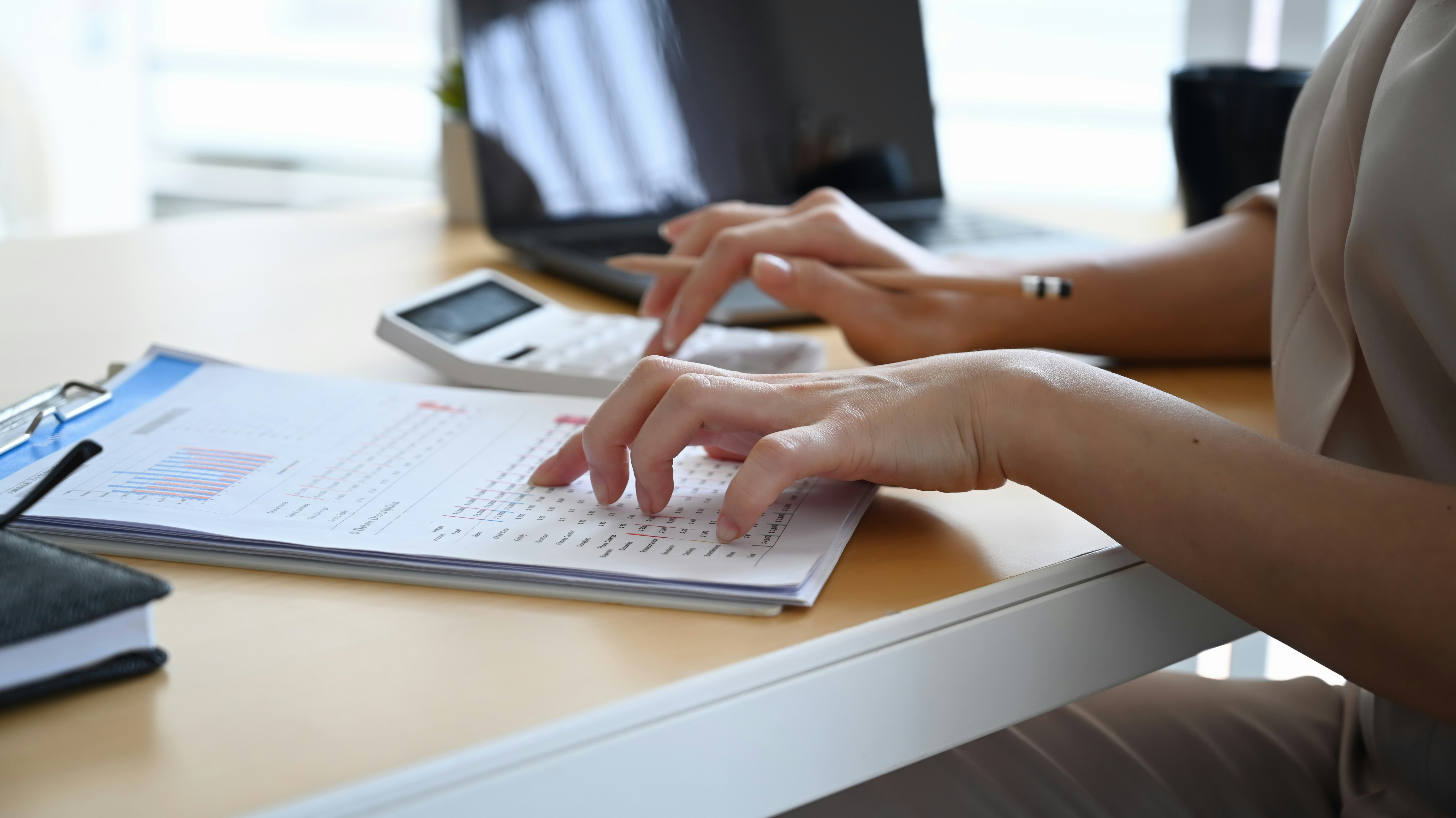 Obliczenia księgowe przy użyciu kalkulatora i dokumentów