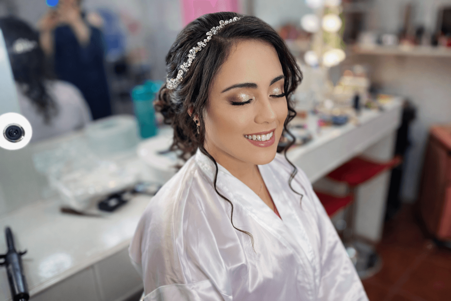 Novia durante prueba de maquillaje y peinado en estudio antes de su boda