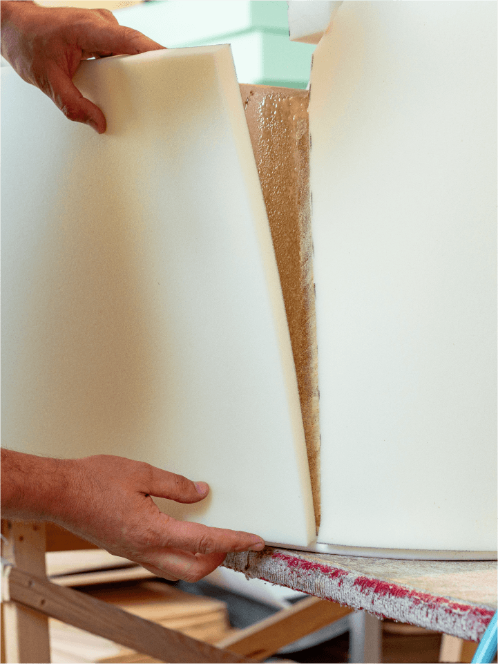 Händer som håller en bit skumplast