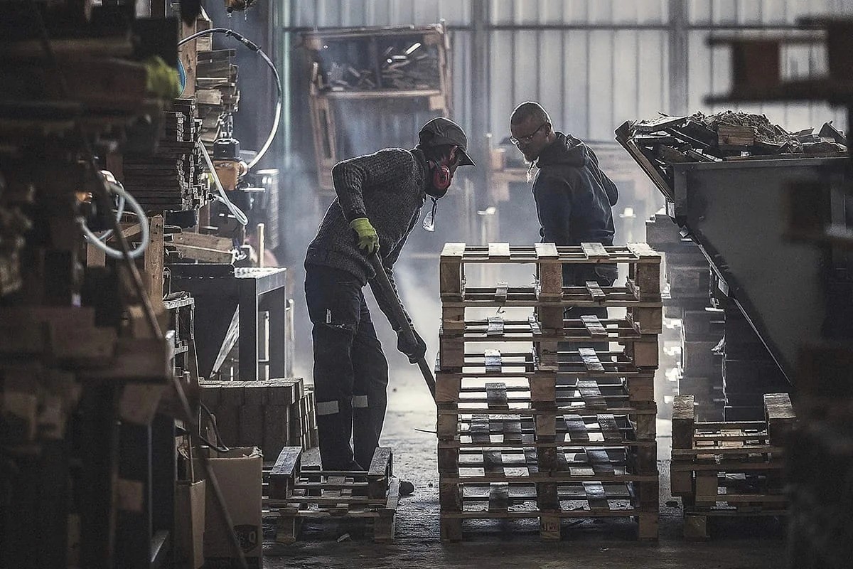 Opérateurs manutentionnant palettes usine — photographe professionnel Lille Hauts de France 2025 | Anteale Yann Manac’h