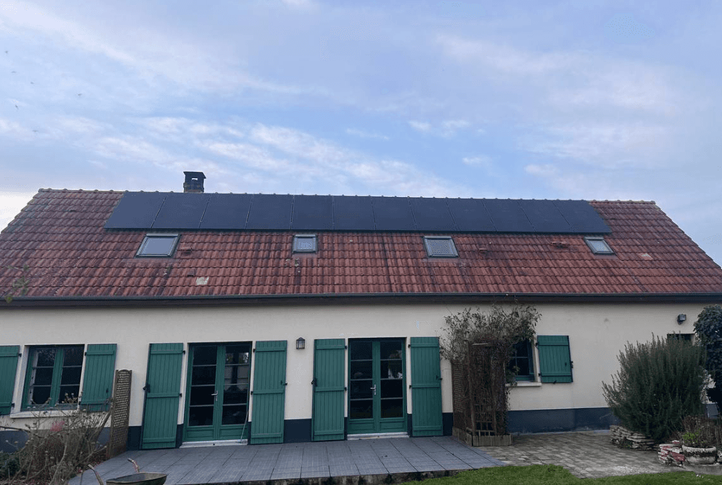 Photo d'une maison à Saint-Riquier équipée de panneaux photovoltaïques dont l'installation a été faite par Solarock.