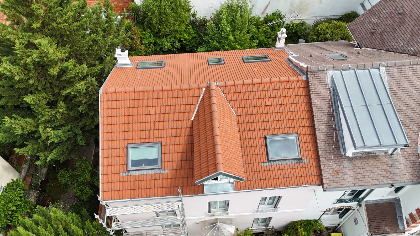 Vue aérienne d’un chantier de rénovation de toiture à Montreuil
