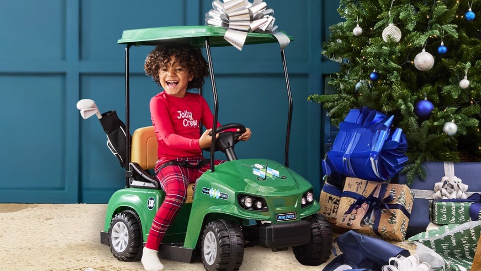 Imagen de bizcocho recién preparado junto a una batidora