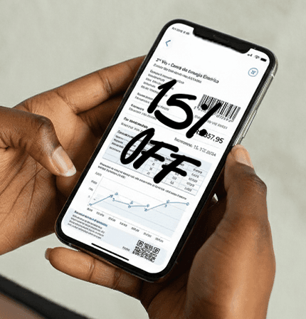 Fatura visível na tela do celular, mostrando 15% de desconto na conta de luz
