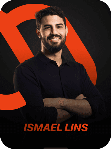 Homem sorridente com barba e cabelo escuro, vestindo camisa preta de mangas compridas, com os braços cruzados. Ao fundo, há um fundo escuro com um grande símbolo laranja em forma de "D" estilizado. Abaixo da imagem está o nome "Ismael Lins" em letras laranjas.
