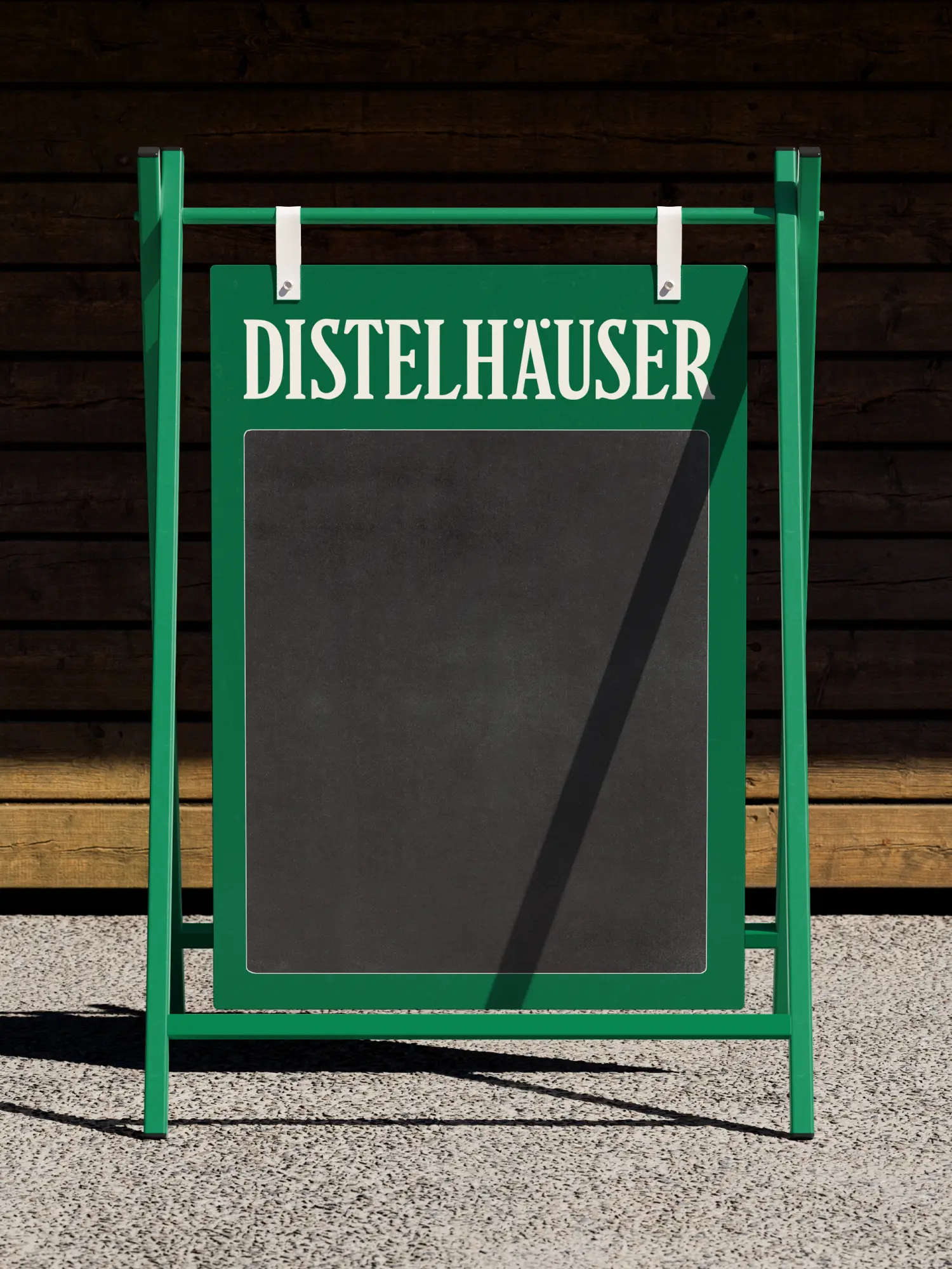 Grüner Kundenstopper mit Distelhäuser-Schriftzug und leerer schwarzer Kreidetafel