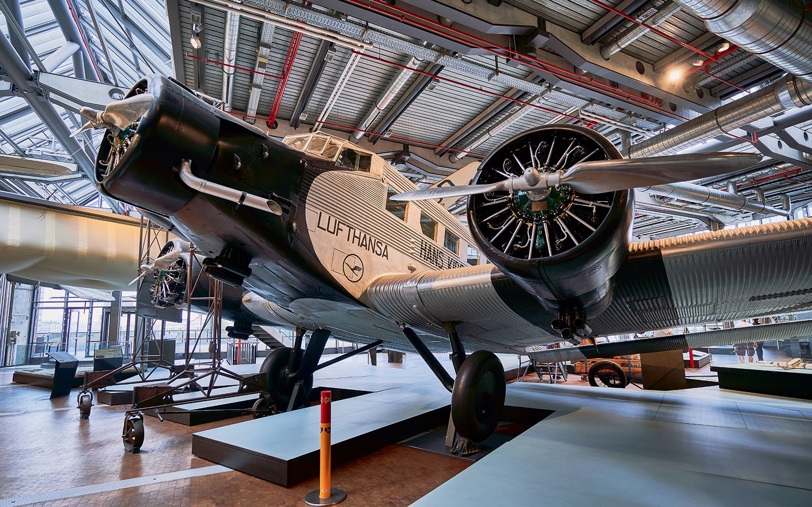 Történelmi Lufthansa repülőgép kiállítás a Deutsches Museumban, Münchenben.