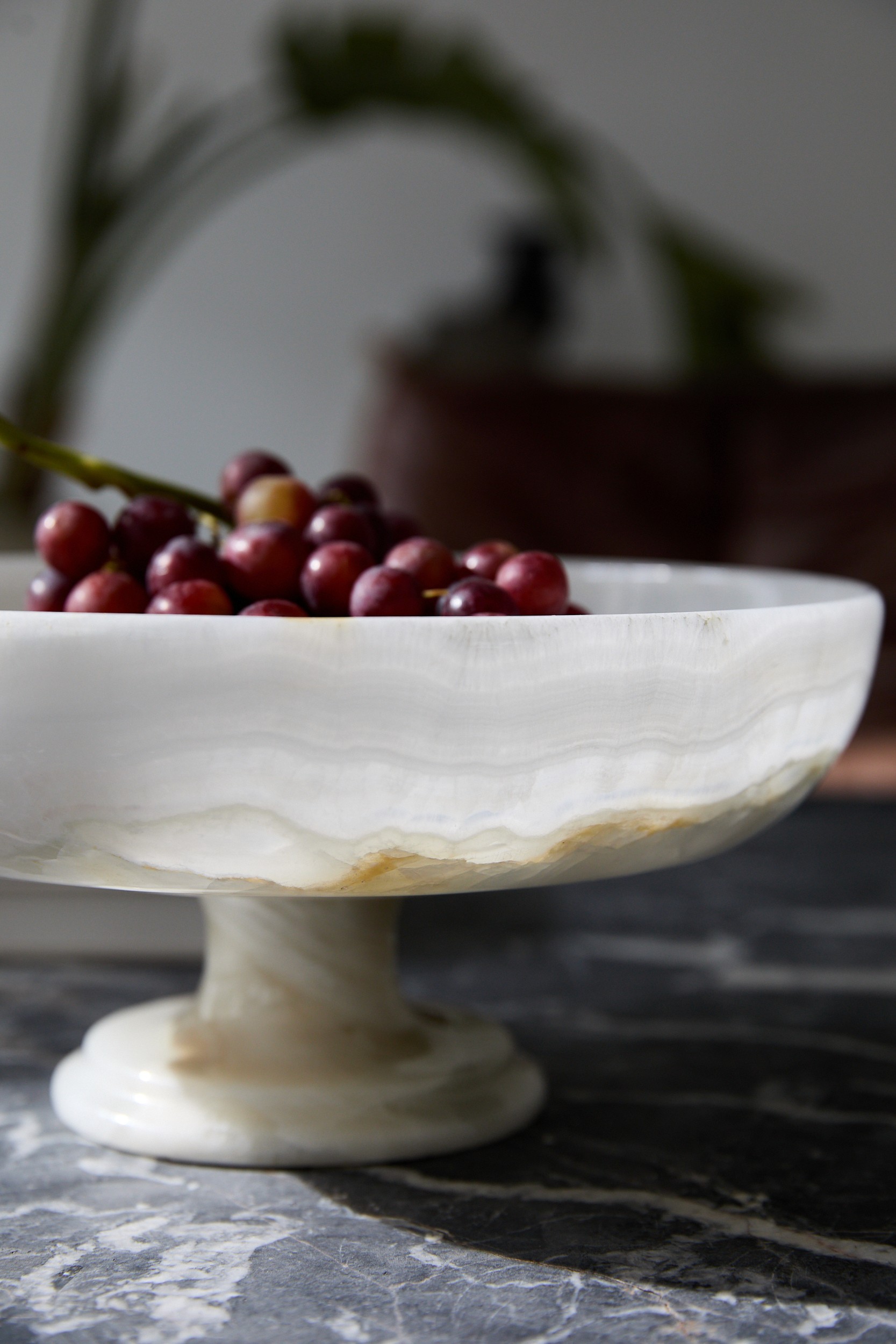 Schale aus weißem Onyx mit Trauben
