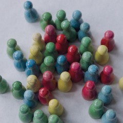 Portada de Nueva composición del Congreso Nacional: algunos desafíos para la solidaridad política, estudio de IdeaPaís, mostrando una imagen de figuras de distintos colores sobre una superficie. 