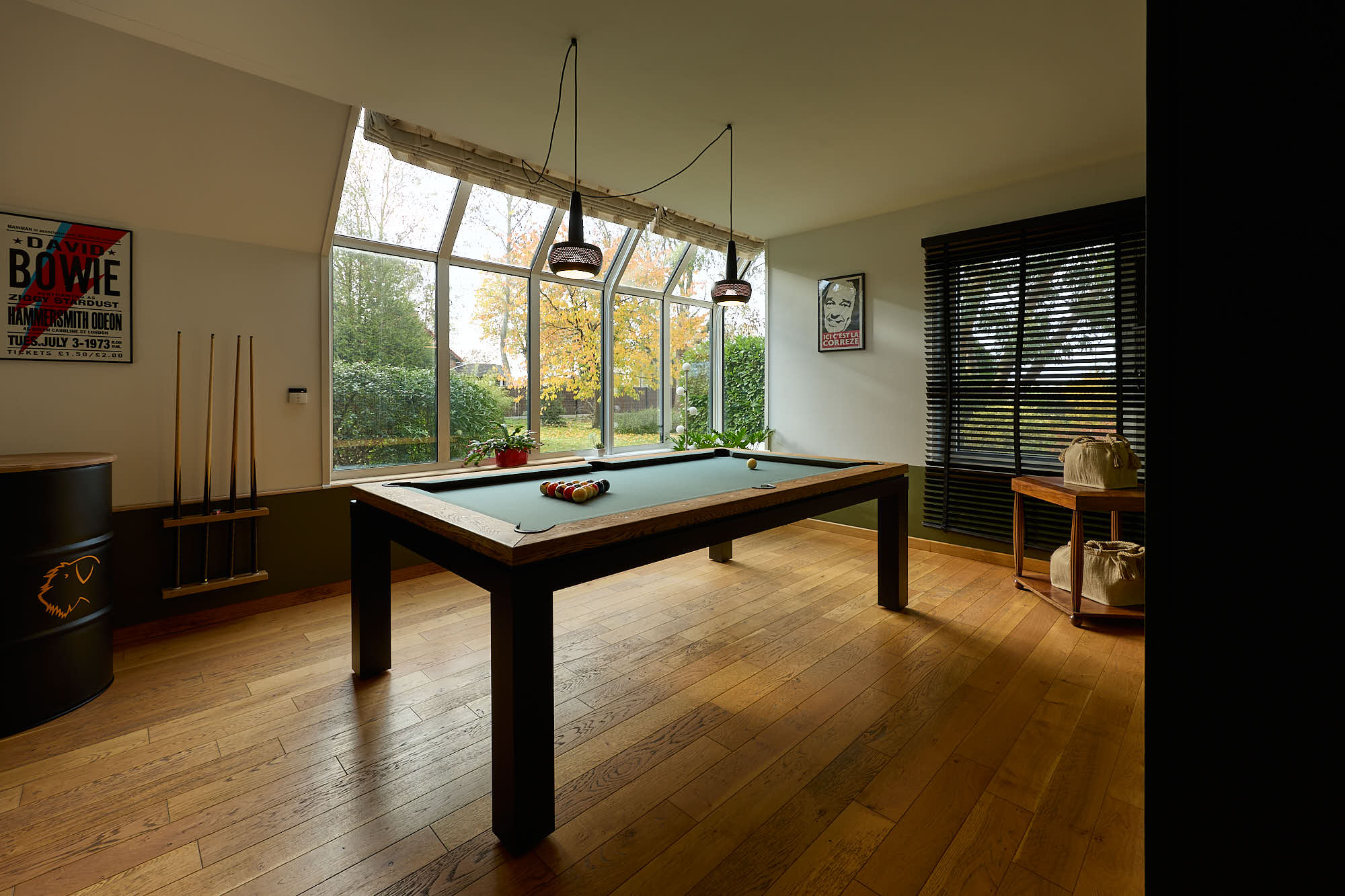 Pièces d'une maison avec billard et une grande entrée de lumière depuis l'extérieur.