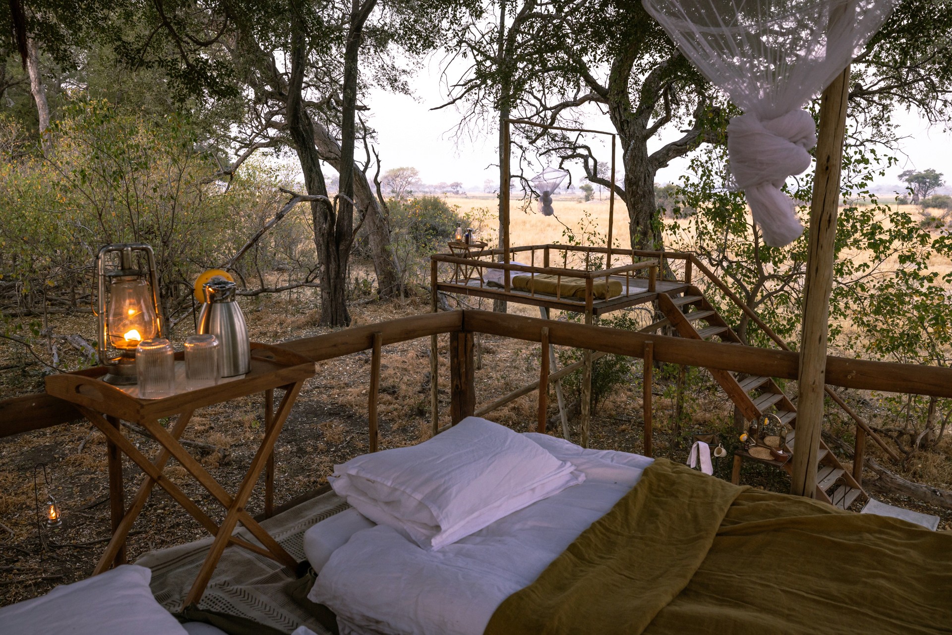 Kujwana Delta Ride, Okavango Delta, Botswana – ridsemester i Afrika med sängar på upphöjda plattformar där man sover under bar stjärnhimmel. Myggnät omger plattformarna mitt i Okavangos vildmark.
