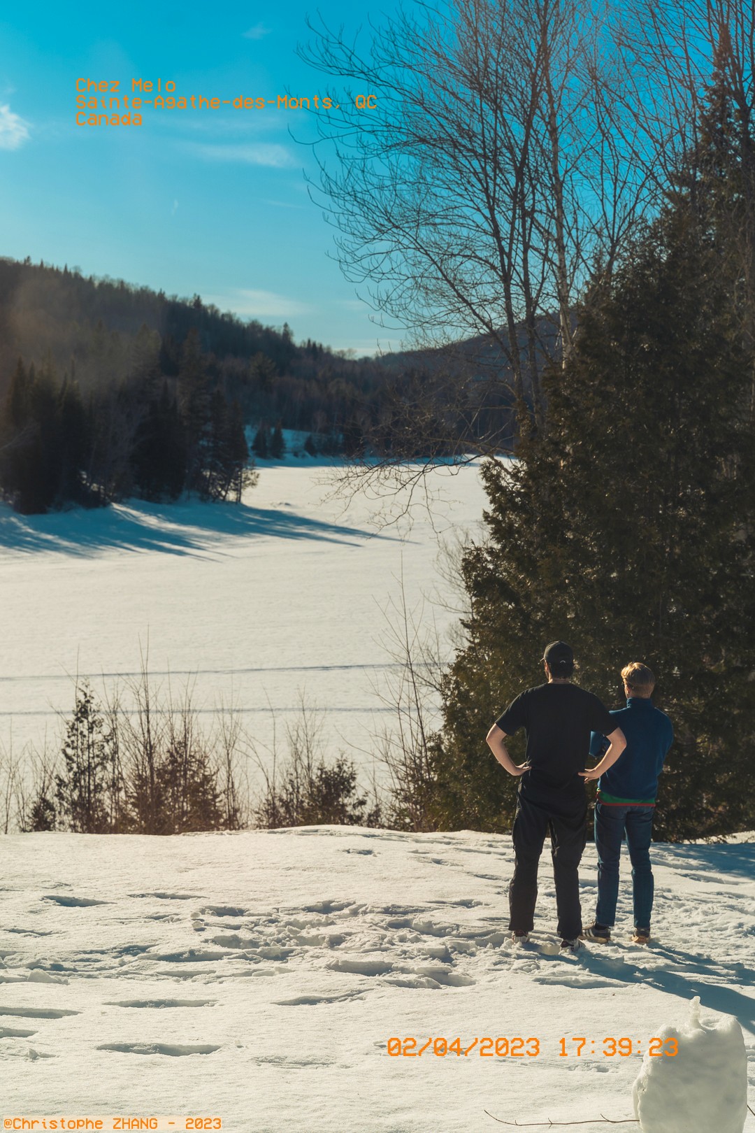 Deux personnes admirant un paysage enneigé à Sainte-Agathe-des-Monts, Québec.