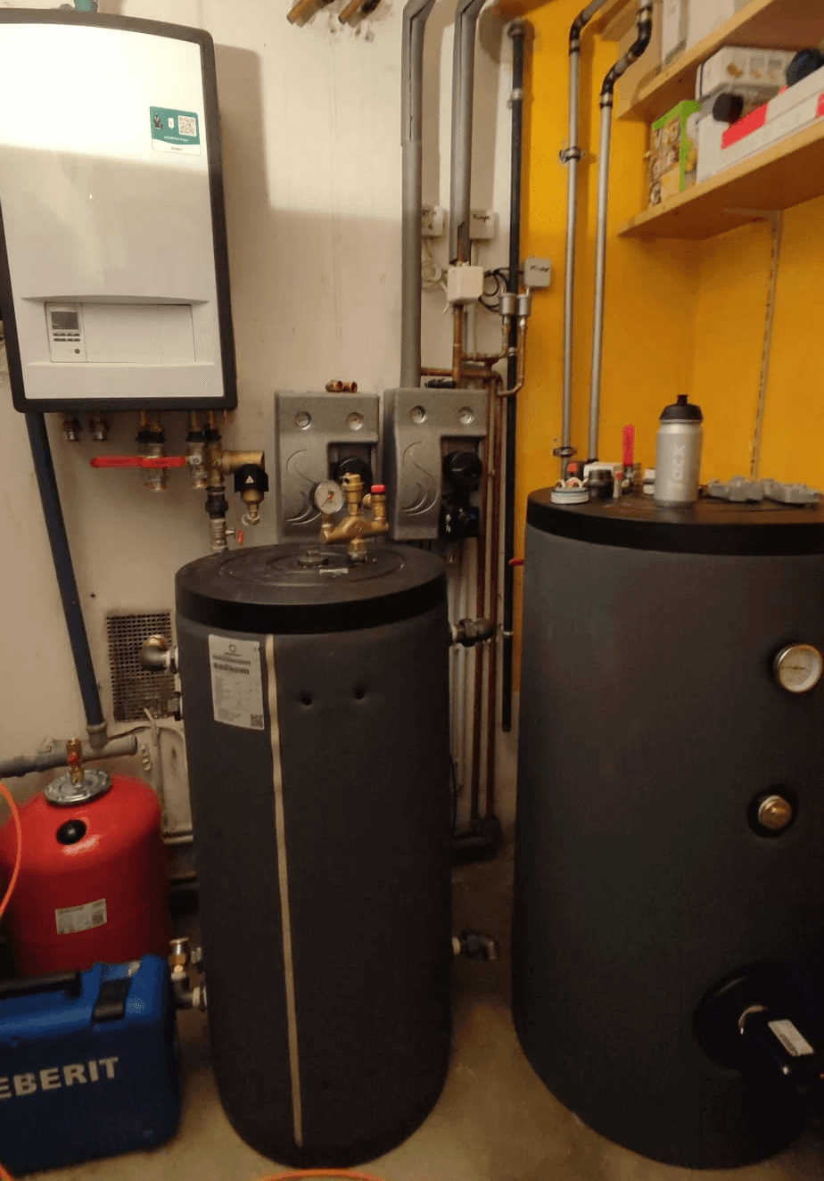 Heizraum mit Vaillant Wärmepumpe, Warmwasserspeicher und Pufferspeicher