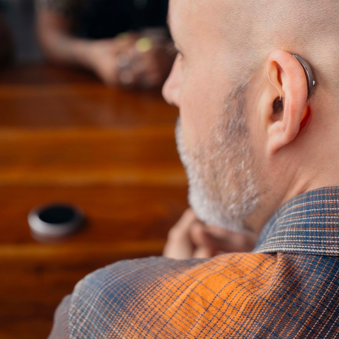 Le microphone de table Starkey est un accessoire pour appareil auditif conçu pour améliorer la compréhension des conversations à plusieurs, en réunion ou au restaurant.