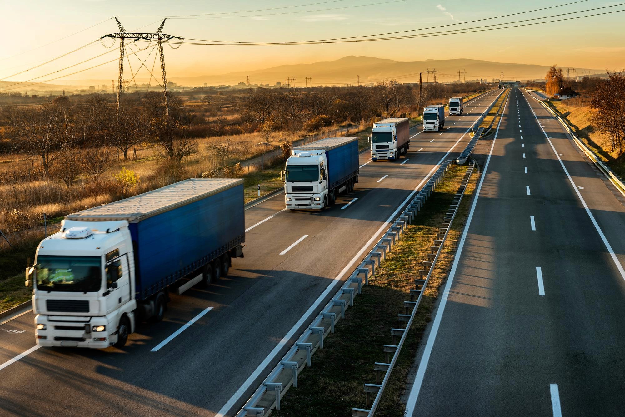 Frachtcontainer werden mit Lastwagen zur Auslieferung transportiert