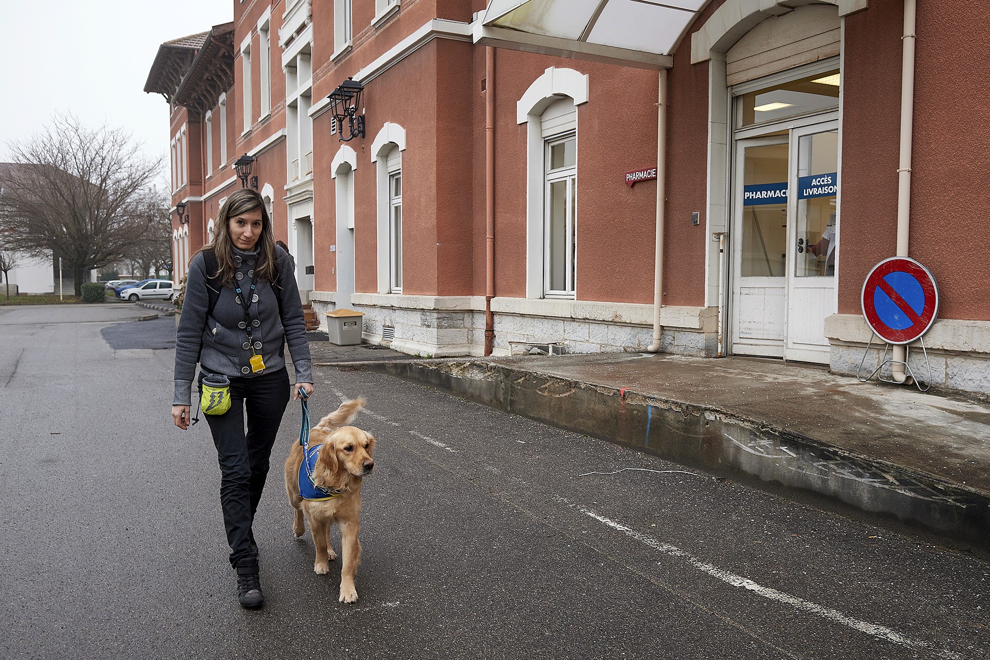 Héloïse, assistante sociale et Saîko son chien d’assistance arrivent au pavillon « soins longue durée » de l’hôpital gériatrique Pierre Garraud à Lyon.