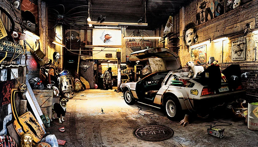 Décor d'un jeu PopCorn Garage, un garage poussiéreux rempli de références de films cultes à retrouver.