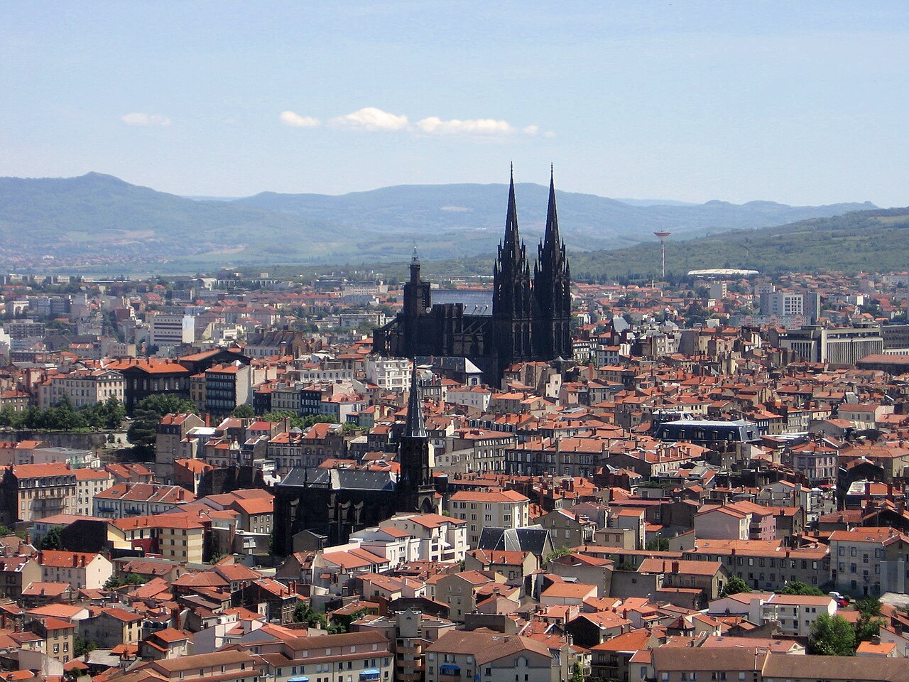 Clermont-Ferrand et sa cathédrale vus depuis le parc de Montjuzet.