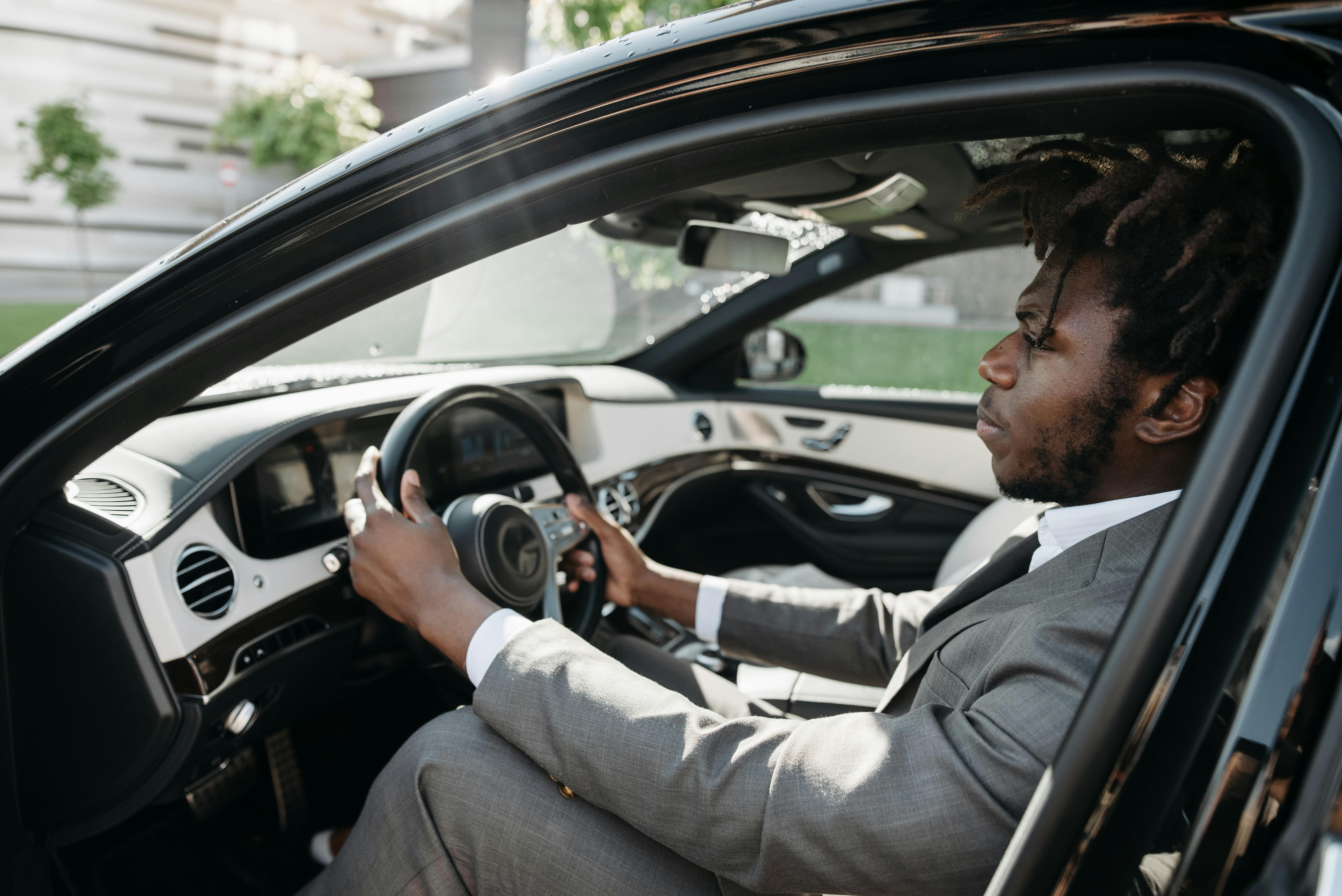 Vue d'affectation intelligente Fleeti : choix automatique du véhicule de pool selon le kilométrage LLD restant et le profil du conducteur.