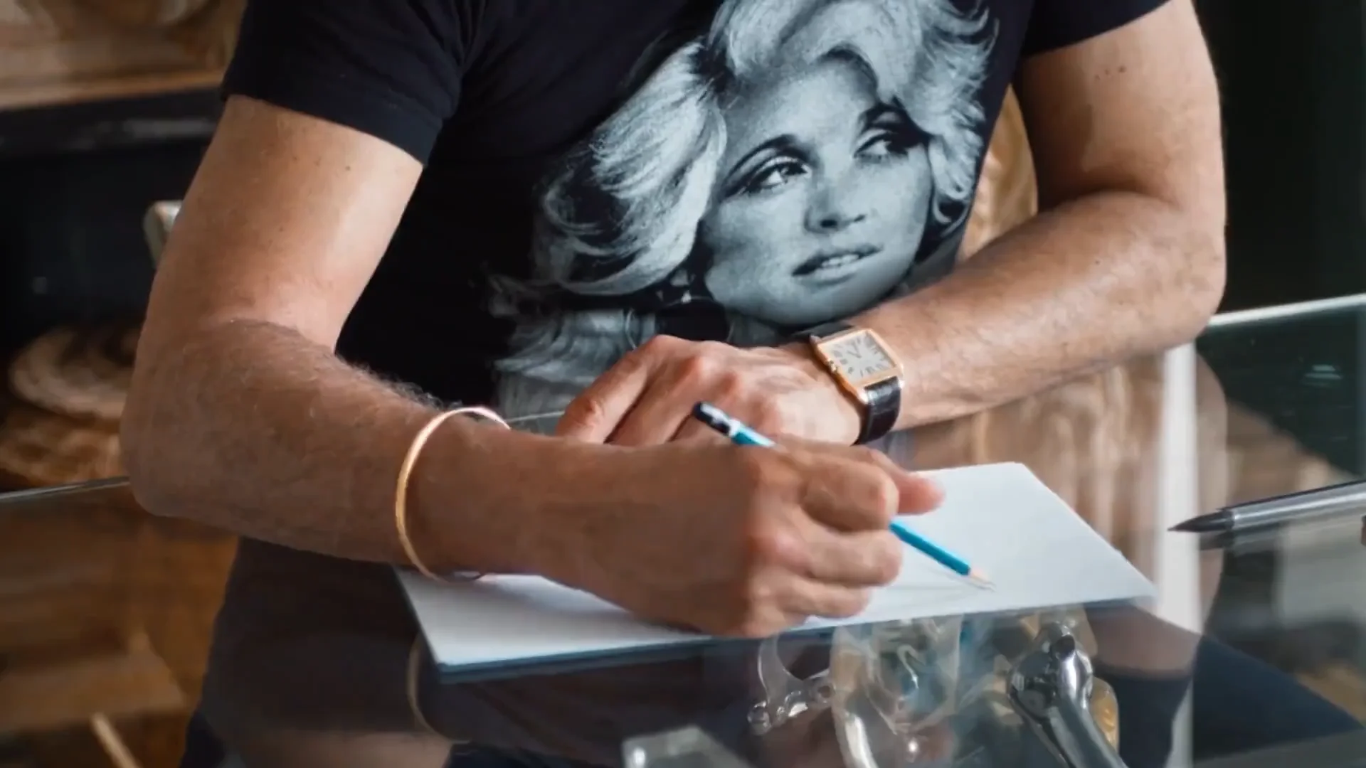Inner Worlds: Christian Louboutin para Art Basel x Nowness: imagen de apertura que muestra imagen de campaña con espacio personal, color y carácter decorativo.