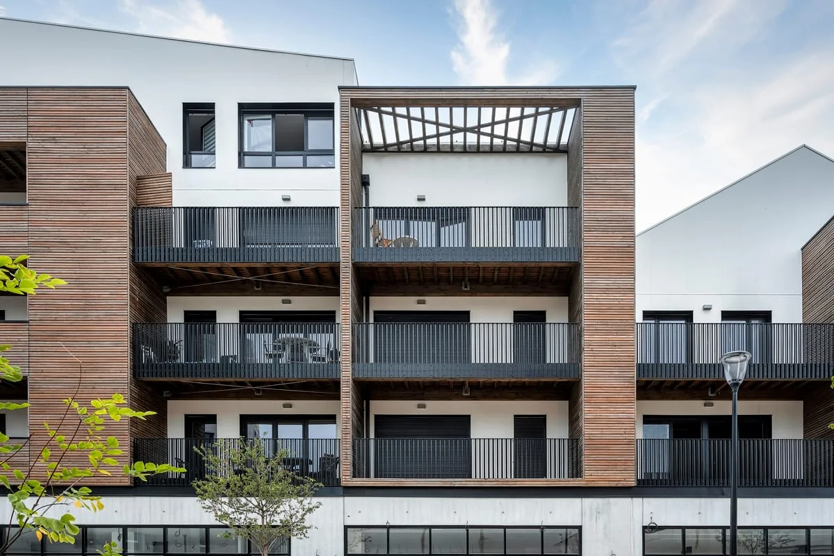 "Façade moderne mixte bois et enduit clair — photo architecture Lille Nord | Anteale Yann Manac’h