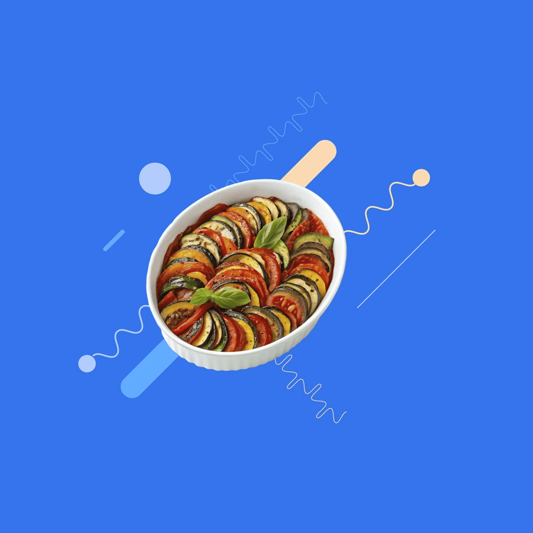 Plato de ratatouille colorido sobre fondo azul.