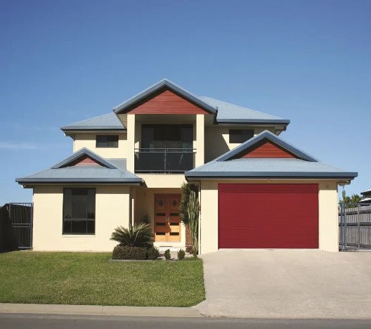 Villa avec porte de garage sectionnelle