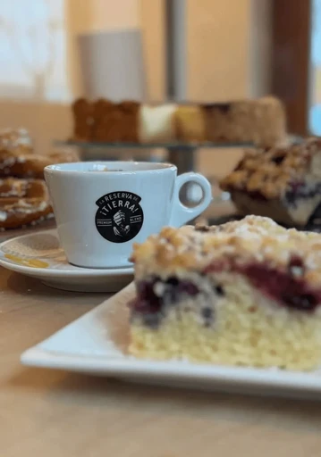 Kaffee und Café-Atmosphäre im Café CADE München