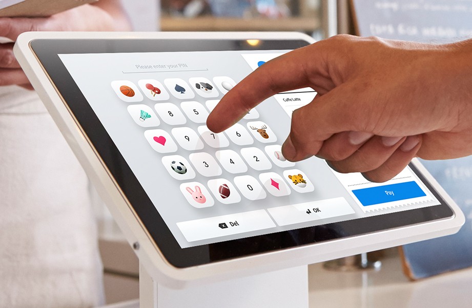 매장에서 터치스크린 단말기를 사용해 결제를 입력하는 장면