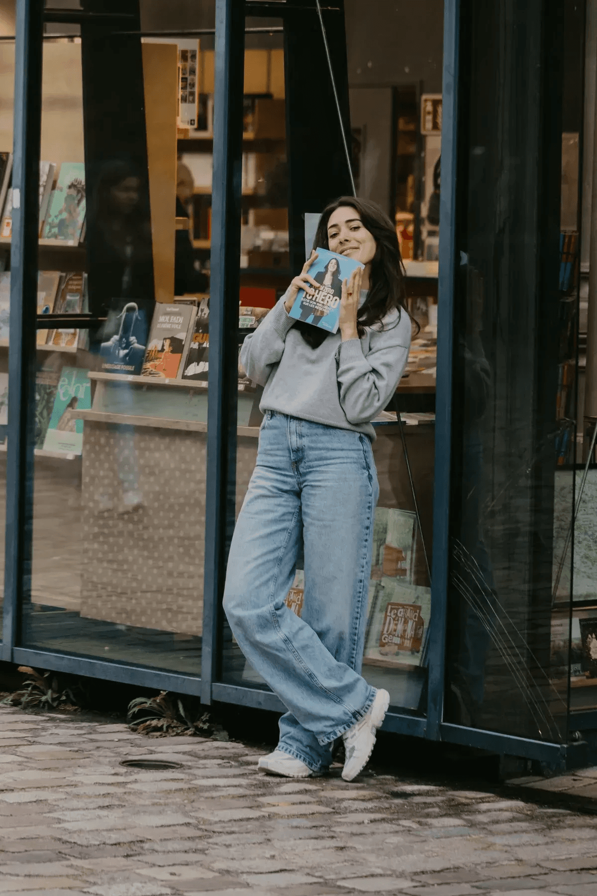 Caroline Mignaux lors d’une conférence, tenant un micro, en train de présenter sur scène