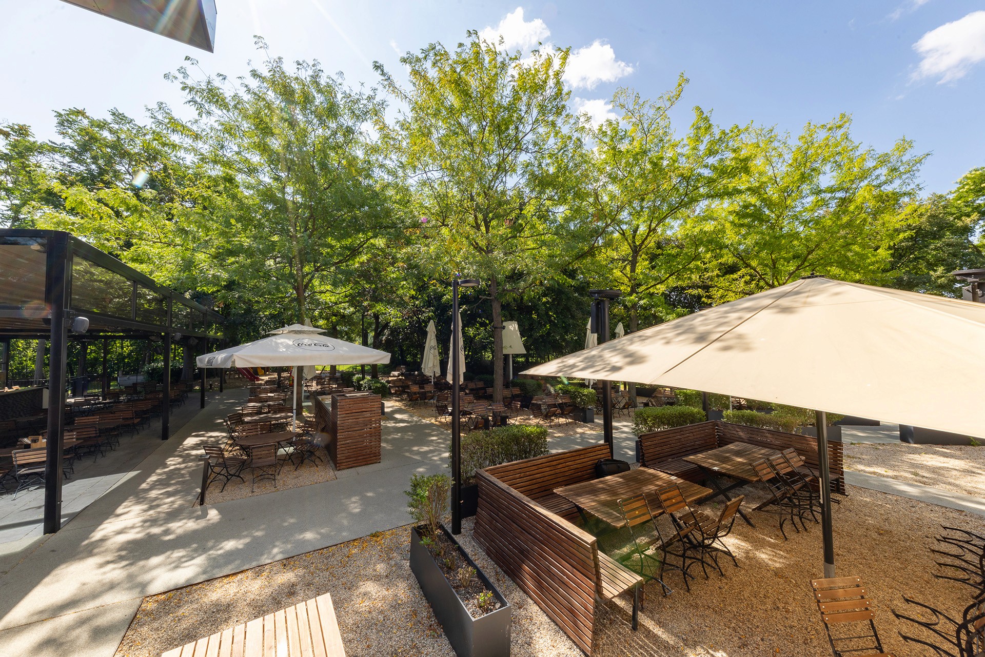 Dachterrasse mit Staudenbeeten, Glasgeländer und urbaner Begrünung