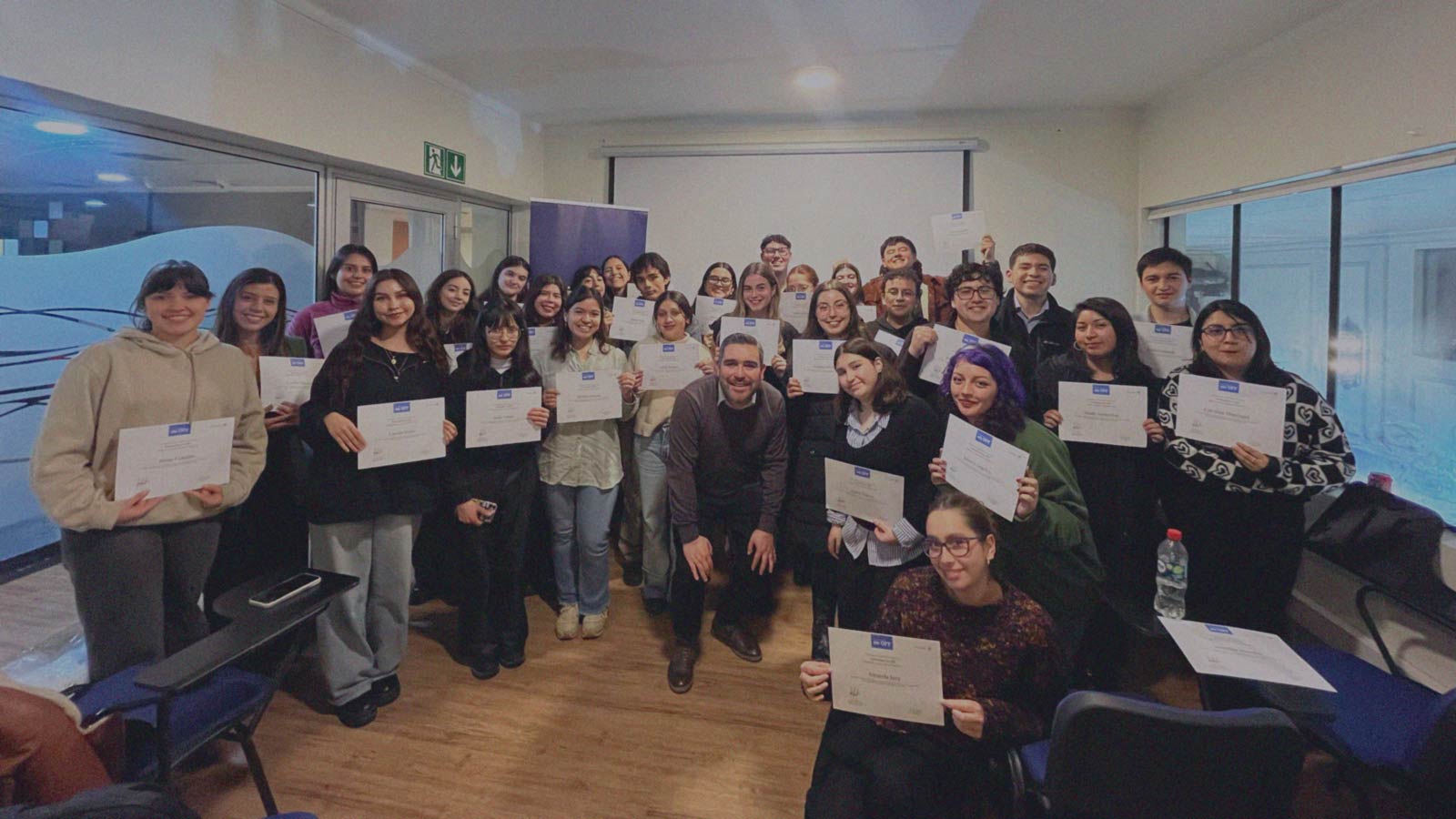 Foto de estudiantes de las universidades de Concepción, del Desarrollo y Católica de la Santísima Concepción en el marco de la primera versión de Formación en OFF en la Región del Biobío
